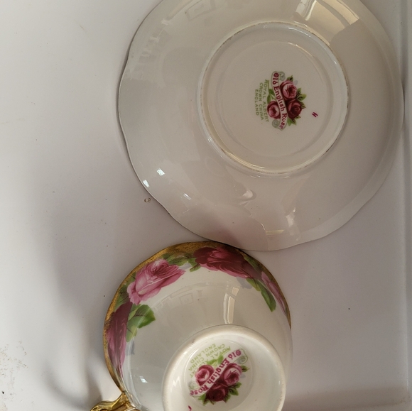 Tea cup and saucer Royal Alberta crown China Old English Rose gold. - Picture 4 of 4